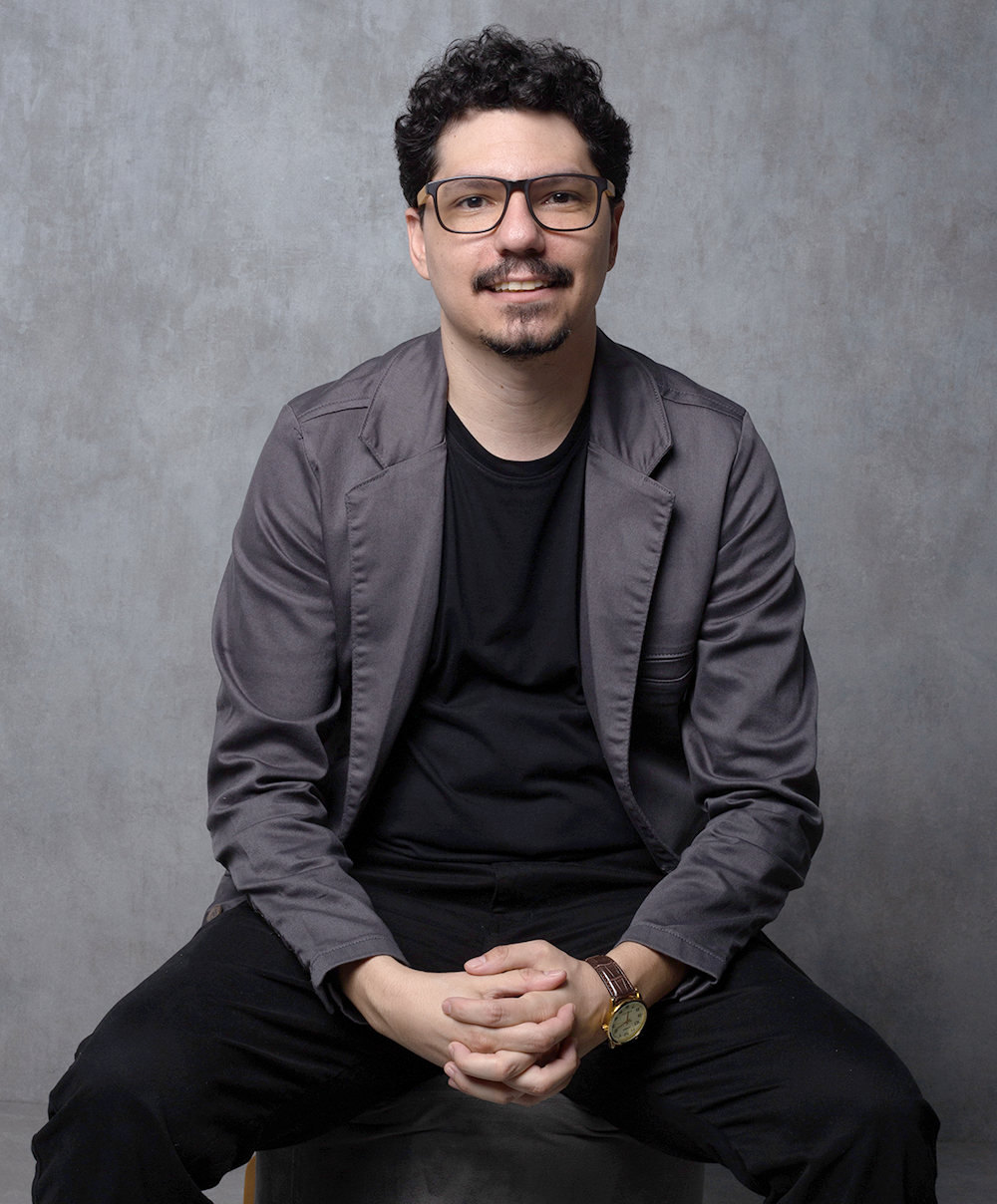Kaleb Martins, fundador da JoyCode, sorrindo para a câmera